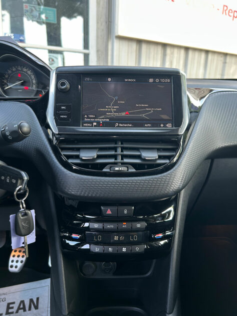 PEUGEOT 208 2017